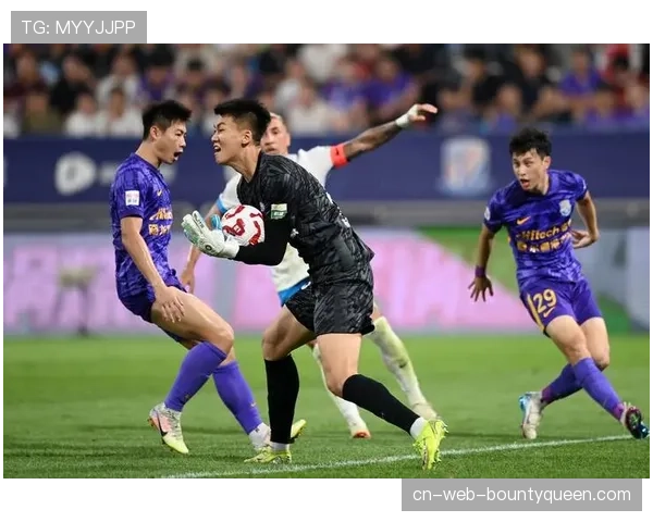 【2026年4月中超联赛·赛后·特写终场哨响，老将汪嵩与天津津门虎年轻队员逐一拥抱致意